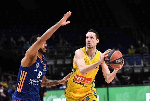 Basketball, Herren, Saison 2021 2022, Turkish Airlines EuroLeague (22. Spieltag), Alba Berlin - Real Madrid, v. l. Adam Hanga (Real Madrid), Marcus Eriksson (Alba Berlin), 20.01. 2022, Copyright: xSebastianxRäppold MatthiasxKochx