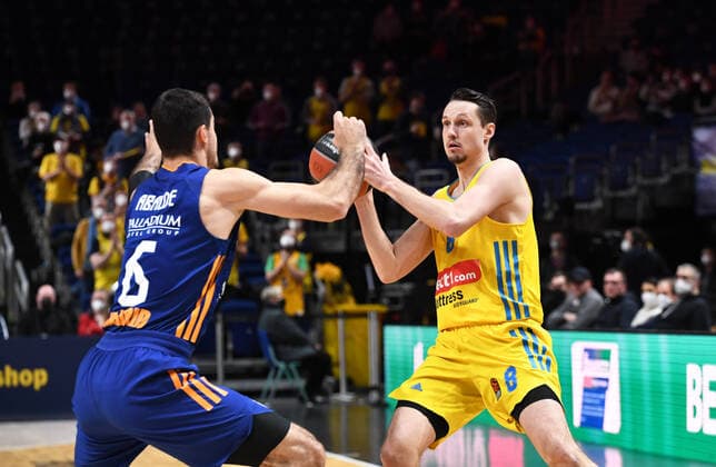 Basketball, Herren, Saison 2021 2022, Turkish Airlines EuroLeague (22. Spieltag), Alba Berlin - Real Madrid, v. l. Alberto Abalde (Real Madrid), Marcus Eriksson (Alba Berlin), 20.01. 2022, Copyright: xSebastianxRäppold MatthiasxKochx