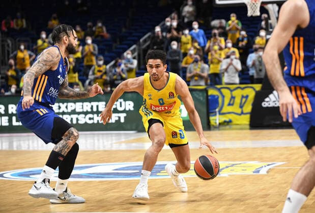 Basketball, Herren, Saison 2021 2022, Turkish Airlines EuroLeague (22. Spieltag), Alba Berlin - Real Madrid, v. l. Jeffery Taylor (Real Madrid), Maodo Lo (Alba Berlin), 20.01. 2022, Copyright: xSebastianxRäppold MatthiasxKochx