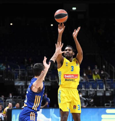 Basketball, Herren, Saison 2021 2022, Turkish Airlines EuroLeague (22. Spieltag), Alba Berlin - Real Madrid, v. l. Alberto Abalde (Real Madrid), Jaleen Smith (Alba Berlin), 20.01. 2022, Copyright: xSebastianxRäppold MatthiasxKochx