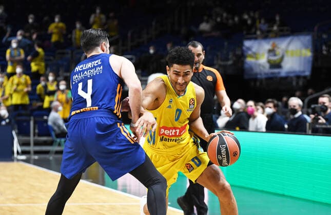 Basketball, Herren, Saison 2021 2022, Turkish Airlines EuroLeague (22. Spieltag), Alba Berlin - Real Madrid, v. l. Thomas Heurtel (Real Madrid), Maodo Lo (Alba Berlin), 20.01. 2022, Copyright: xSebastianxRäppold MatthiasxKochx