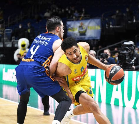 Basketball, Herren, Saison 2021 2022, Turkish Airlines EuroLeague (22. Spieltag), Alba Berlin - Real Madrid, v. l. Thomas Heurtel (Real Madrid), Maodo Lo (Alba Berlin), 20.01. 2022, Copyright: xSebastianxRäppold MatthiasxKochx