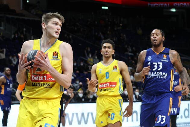DEU, EuroLaegue, ALBA vs. Real Madrid, 20.01.2022, Mercedes-Benz-Arena, Berlin, DEU, EuroLaegue, ALBA vs. Real Madrid, im Bild a555 , Maodo Lo (ALBA Berlin 0), Trey Thompkins (Real Madrid 33)