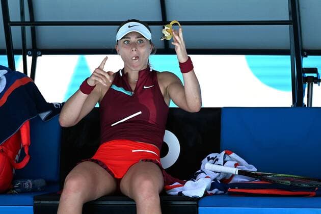 Sport Bilder des Tages Mandatory Credit: Photo by James Gourley Shutterstock (12765086ba) Paula Badosa eating a banana Australian Open, Day Five, Tennis, Melbourne Park, Melbourne, Australia - 21 Jan 2022 Australian Open, Day Five, Tennis, Melbourne Park, Melbourne, Australia - 21 Jan 2022 Copyright: xJamesxGourley Shutterstockx 12765086ba