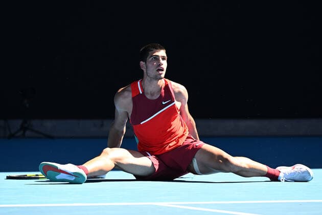 Sport Bilder des Tages TENNIS AUSTRALIAN OPEN, Carlos Acaraz of Spain during his third round Men?s singles match against Matteo Berrettini of Italy on Day 5 of the Australian Open, at Melbourne Park, in Melbourne, Friday, January 21, 2022. ( NO ARCHIVING, EDITORIAL USE ONLY, NO USE IN BOOKS WITHOUT CONSENT MELBOURNE VIC AUSTRALIA  Copyright: xDAVExHUNTx 20220121001615398634