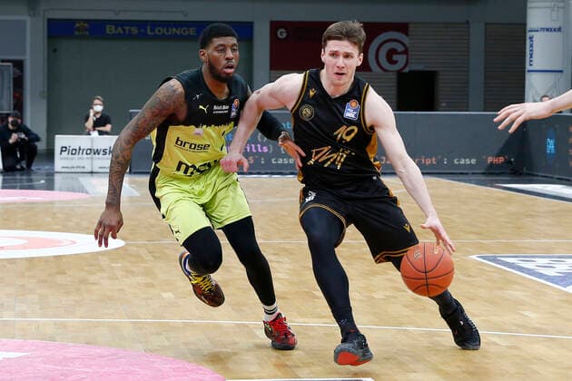 18. Spieltag der easyCredit BBL Basketball Bundesliga in der Oberfrankenhalle in Bayreuth Saison 2021-2022 Medi Bayreuth gegen Basketball Löwen Braunschweig Sacar Anim ( Medi Bayreuth) -2- links Ondrej Sehnal (Basketball Löwen Braunschweig) -19- rechts