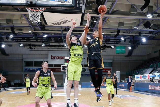18. Spieltag der easyCredit BBL Basketball Bundesliga in der Oberfrankenhalle in Bayreuth Saison 2021-2022 Medi Bayreuth gegen Basketball Löwen Braunschweig Kay Bruhnke (Medi Bayreuth) -9- links Nicholas Tischler (Basketball Löwen Braunschweig) -3- rechts