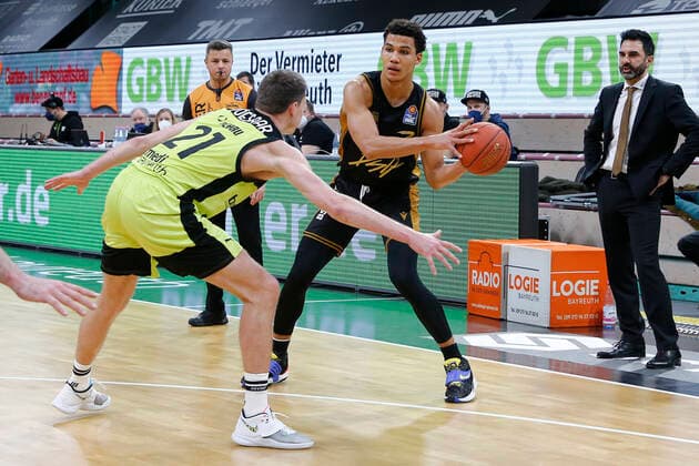 18. Spieltag der easyCredit BBL Basketball Bundesliga in der Oberfrankenhalle in Bayreuth Saison 2021-2022 Medi Bayreuth gegen Basketball Löwen Braunschweig Janari Jöesaar ( Medi Bayreuth) -21- links Nicholas Tischler (Basketball Löwen Braunschweig) -3- rechts