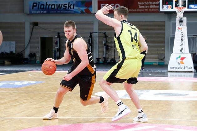 18. Spieltag der easyCredit BBL Basketball Bundesliga in der Oberfrankenhalle in Bayreuth Saison 2021-2022 Medi Bayreuth gegen Basketball Löwen Braunschweig Moritz Sanders ( Medi Bayreuth) -14- rechts Martin Peterka (Basketball Löwen Braunschweig) -15- links