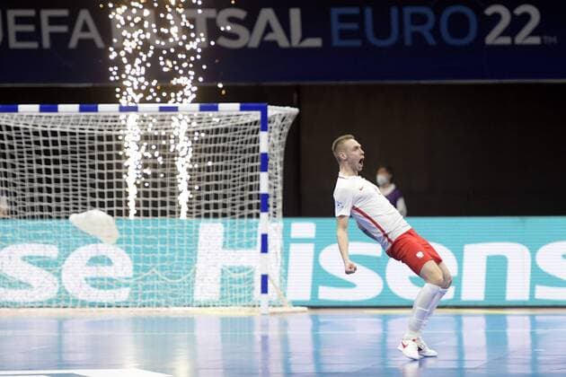 Bilder des Jahres 2022, Sport 01 Januar Sport Themen der Woche KW03 Sport Bilder des Tages AMSTERDAM - Patryk Holy of Poland futsal celebrates the 1-1 draw during the UEFA Futsal EURO 2022 match between Poland and Croatia at Ziggo Dome on January 21, 2022 in Amsterdam, Netherlands. ANP HH UEFA Futsal EURO 2022 - Netherlands 2022 xVIxANPxSportx xGerritxvanxKeulenxIVx *** AMSTERDAM Patryk Holy of Poland futsal celebrates the 1 1 draw during the UEFA Futsal EURO 2022 match between Poland and Croatia at Ziggo Dome on January 21, 2022 in Amsterdam, Netherlands ANP HH UEFA Futsal EURO 2022 Netherlands 2022 xVIxANPxSportx xGerritxvanxKeulenxIVxx 443148576 originalFilename: 443148576.jpg