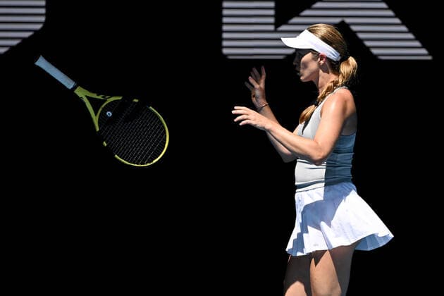 TENNIS AUSTRALIAN OPEN, Danielle Collins of the USA throws her racquet during her third round match against Clara Tauson of Denmark on Day 6 of the Australian Open, at Melbourne Park, in Melbourne, Saturday, January 22, 2022. ( NO ARCHIVING, EDITORIAL USE ONLY, NO USE IN BOOKS WITHOUT CONSENT MELBOURNE VIC AUSTRALIA  Copyright: xDEANxLEWINSx 20220122001615684113