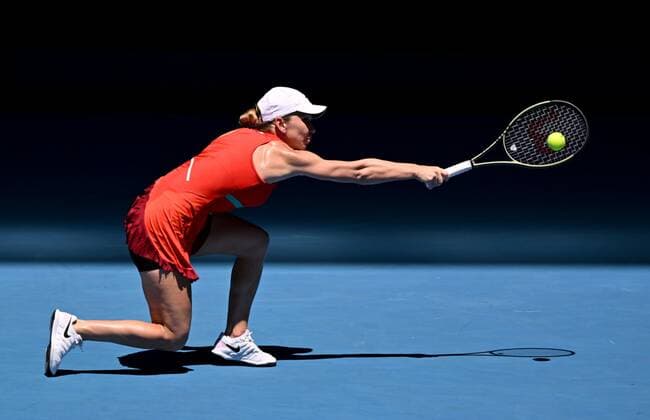 Mandatory Credit: Photo by James Gourley Shutterstock (12765088au) Simona Halep in third round action Australian Open, Day Six, Tennis, Melbourne Park, Melbourne, Australia - 22 Jan 2022 Australian Open, Day Six, Tennis, Melbourne Park, Melbourne, Australia - 22 Jan 2022  Copyright: xJamesxGourley Shutterstockx 12765088au