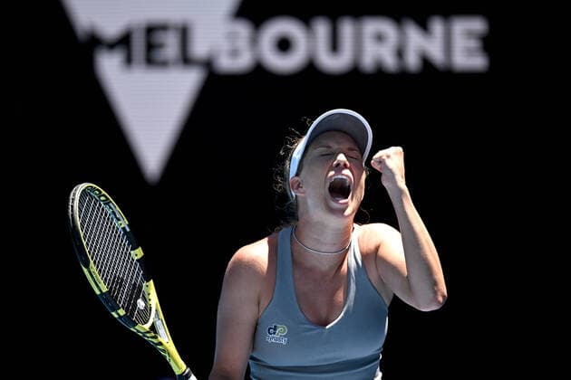 Sport Themen der Woche KW03 TENNIS AUSTRALIAN OPEN, Danielle Collins of the USA plays a shot during her third round match against Clara Tauson of Denmark on Day 6 of the Australian Open, at Melbourne Park, in Melbourne, Saturday, January 22, 2022. ( NO ARCHIVING, EDITORIAL USE ONLY, NO USE IN BOOKS WITHOUT CONSENT MELBOURNE VIC AUSTRALIA  Copyright: xDEANxLEWINSx 20220122001615717334