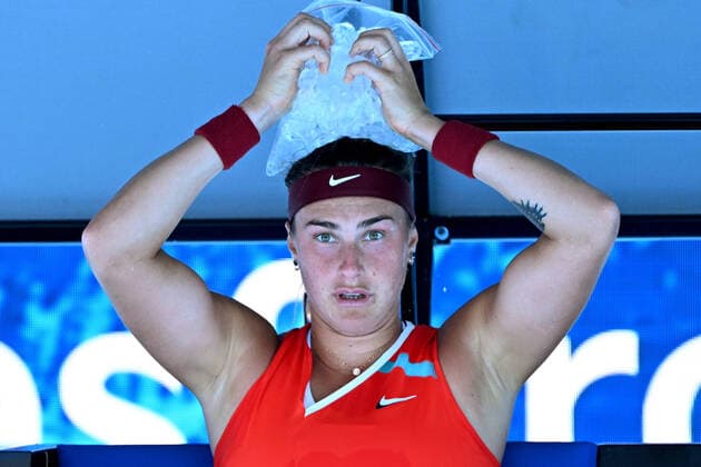 Sport Themen der Woche KW03 Sport Bilder des Tages TENNIS AUSTRALIAN OPEN, Aryna Sabalenka of Belarus cools off with a bag of ice during her third round match against Marketa Vondrousova of the Czech Republic on Day 6 of the Australian Open, at Melbourne Park, in Melbourne, Saturday, January 22, 2022. ( NO ARCHIVING, EDITORIAL USE ONLY, NO USE IN BOOKS WITHOUT CONSENT MELBOURNE VIC AUSTRALIA  Copyright: xDAVExHUNTx 20220122001615740855