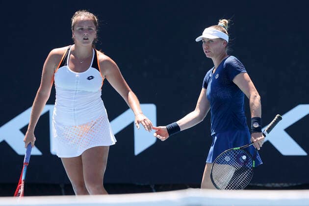 Viktoria Kuzmova und Vera Zvonareva, Damen Doppel Tennis - Australian Open 2022 - Grand Slam - Melbourne Park - Melbourne - Victoria - Australia - 22 January 2022. Copyright: xJuergenxHasenkopfx