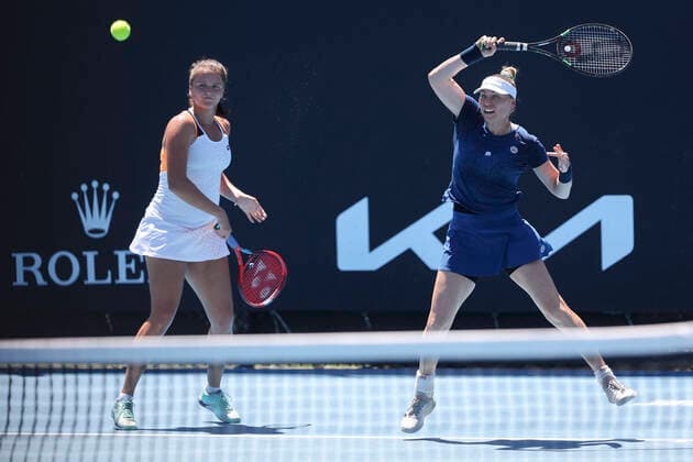 Viktoria Kuzmova und Vera Zvonareva, Damen Doppel Tennis - Australian Open 2022 - Grand Slam - Melbourne Park - Melbourne - Victoria - Australia - 22 January 2022. Copyright: xJuergenxHasenkopfx
