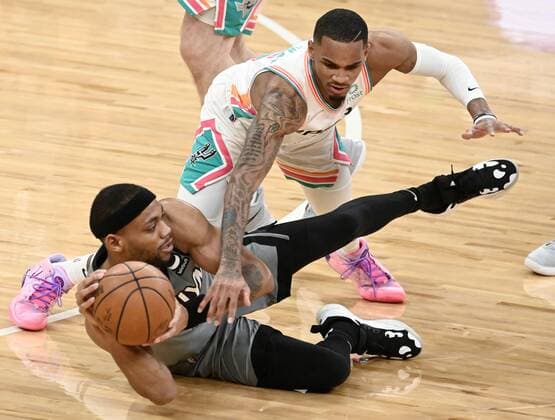 San Antonio Spurs guard Dejounte Murray, right, tangles with Brooklyn Nets guard Bruce Brown during an NBA, Basketball Herren, USA basketball game, Friday, 21 January, 2022. Brooklyn won 117-102. Brooklyn Nets vs. San Antonio Spurs !ACHTUNG: NUR REDAKTIONELLE NUTZUNG!  Copyright: xDarrenxAbatex AME375 20220122-5d277b21463dc2ac680b74b985c94967f413f668