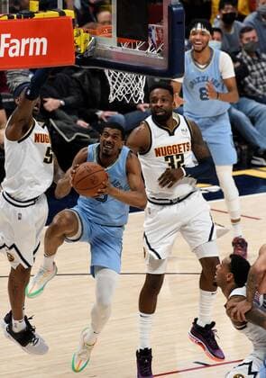 Memphis Grizzlies guard De Anthony Melton (C-L) goes in for a basket against Denver Nuggets forward Will Barton (L) and Denver Nuggets forward Jeff Green (C) as Memphis Grizzlies guard Ziaire Williams (C-R, background) and Denver Nuggets guard Monte Morris (R) look on during the fourth quarter of the NBA, Basketball Herren, USA match held between the Memphis Grizzlies at the Ball Arena in Denver, CO, USA, 21 January 2022. Memphis Grizzlies defeated the Denver Nuggets, 122-118. Memphis Grizzlies at Denver Nuggets !ACHTUNG: NUR REDAKTIONELLE NUTZUNG!  Copyright: xToddxPiersonx USA4639 20220122-9d8b037b584bf792ae1d51e98315e7458e71f092