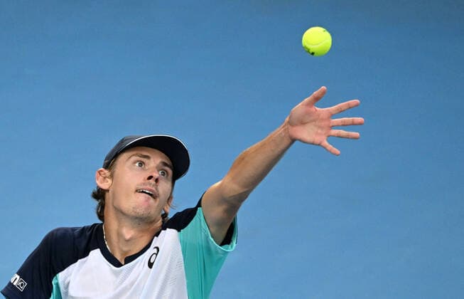 TENNIS AUSTRALIAN OPEN, Alex de Minaur of Australia serves during his third round match against Pablo Andujar of Spain on Day 6 of the Australian Open, at Melbourne Park, in Melbourne, Saturday, January 22, 2022. ( NO ARCHIVING, EDITORIAL USE ONLY, NO USE IN BOOKS WITHOUT CONSENT MELBOURNE VIC AUSTRALIA  Copyright: xDAVExHUNTx 20220122001615823425