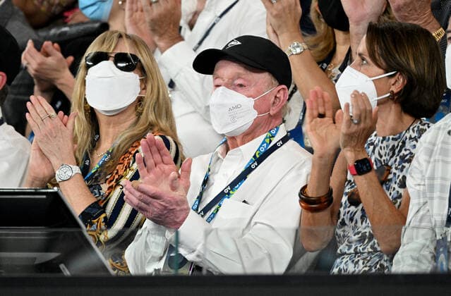 TENNIS AUSTRALIAN OPEN, Rod Laver (centre) looks on as Alex de Minaur of Australia plays during his third round match against Pablo Andujar of Spain on Day 6 of the Australian Open, at Melbourne Park, in Melbourne, Saturday, January 22, 2022. ( NO ARCHIVING, EDITORIAL USE ONLY, NO USE IN BOOKS WITHOUT CONSENT MELBOURNE VIC AUSTRALIA  Copyright: xDAVExHUNTx 20220122001615834584