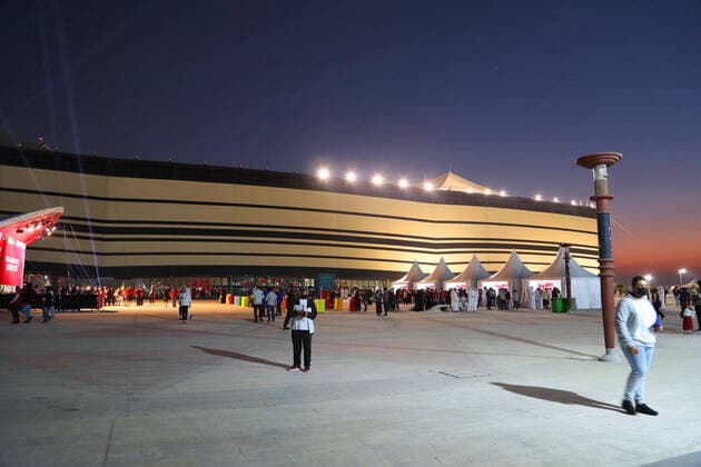 30.11.2021, Vorschau zur Fussball Weltmeisterschaft 2022 in Katar, VAE. Al Bayt Stadium in Al Khor - FIFA World Cup, WM, Weltmeisterschaft, Fussball Stadium (Katar), Es bietet Platz für 60.000 Zuschauer. Das Aussen-Design wie auch der Name geht auf die Bayt al Sha ar, den traditionellen Zelten der Nomaden Katars, zurück.
