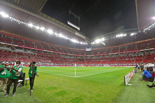 18.12.2021, Vorschau zur Fussball Weltmeisterschaft 2022 in Katar, VAE. Al Bayt Stadium in Al Khor - FIFA World Cup, WM, Weltmeisterschaft, Fussball Stadium (Katar), Es bietet Platz für 60.000 Zuschauer. Das Aussen-Design wie auch der Name geht auf die Bayt al Sha ar, den traditionellen Zelten der Nomaden Katars, zurück.