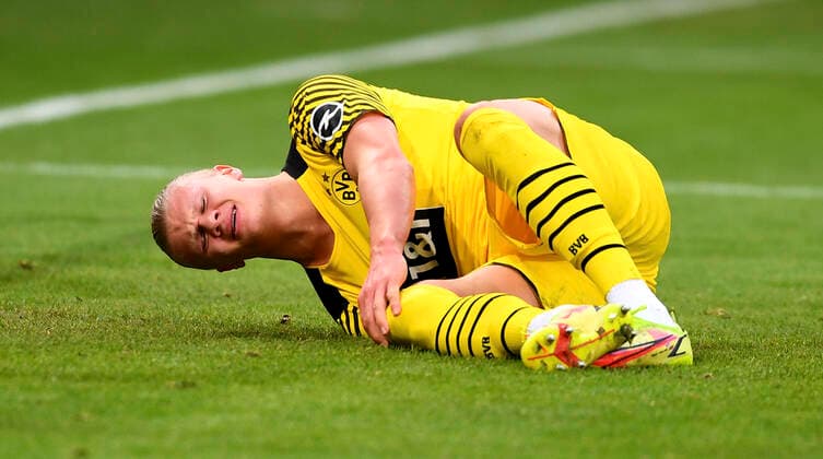 Bilder des Jahres 2022, Sport 01 Januar Sport Themen der Woche KW03 Sport Bilder des Tages Fussball 1. Bundesliga Saison 2021 2022 20. Spieltag TSG 1899 Hoffenheim - Borussia Dortmund 22.01.2022 Erling Haaland (Borussia Dortmund) verletzt am Boden *** Football 1 Bundesliga season 2021 2022 20 match TSG 1899 Hoffenheim Borussia Dortmund 22 01 2022 Erling Haaland Borussia Dortmund injured on the ground