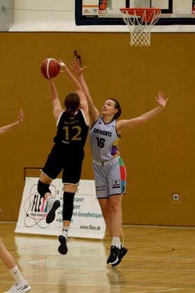 22.01.2022, 2. Toyota Damen Basketball Bundesliga Nord, DBBL, Saison 2021 2022, Damen, Chemcats Chemnitz - USV VIMODROM Baskets Jena Sarah Bennett, USV VIMODROM Baskets Jena, Lilli Frölich, ChemCats Chemnitz Chemnitz Sporthalle am Schlossteich Sachsen Germany