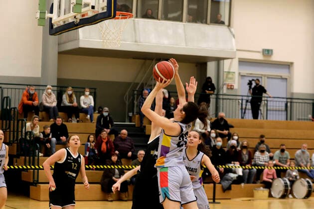22.01.2022, 2. Toyota Damen Basketball Bundesliga Nord, DBBL, Saison 2021 2022, Damen, Chemcats Chemnitz - USV VIMODROM Baskets Jena Courtney Michele Strait, ChemCats Chemnitz Chemnitz Sporthalle am Schlossteich Sachsen Germany