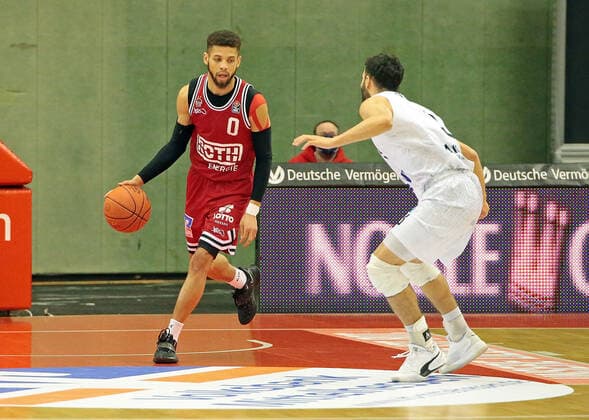 22.01.2022, xovx, Basketball 1. Bundesliga, easy Credit BBL, JobStairs Gießen 46ers - Hamburg Towers v.l. Kendale McCullum (Gießen 46ers), Max DiLeo (Hamburg Towers) Gießen Sporthalle Ost Hessen Deutschland (DE)
