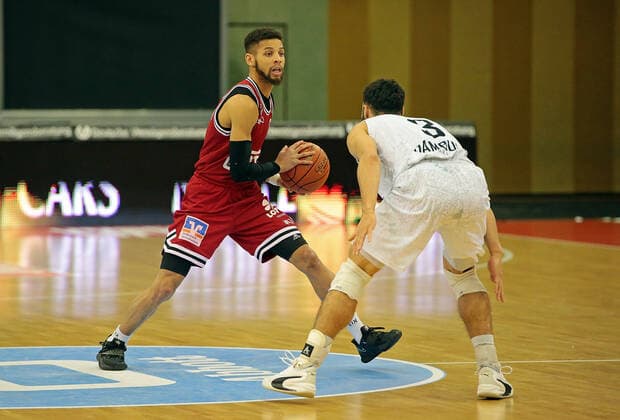 22.01.2022, xovx, Basketball 1. Bundesliga, easy Credit BBL, JobStairs Gießen 46ers - Hamburg Towers v.l. Kendale McCullum (Gießen 46ers), Max DiLeo (Hamburg Towers) Gießen Sporthalle Ost Hessen Deutschland (DE)
