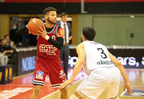 22.01.2022, xovx, Basketball 1. Bundesliga, easy Credit BBL, JobStairs Gießen 46ers - Hamburg Towers v.l. Kendale McCullum (Gießen 46ers), Max DiLeo (Hamburg Towers) Gießen Sporthalle Ost Hessen Deutschland (DE)