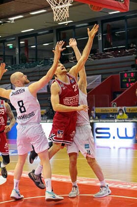 22.01.2022, xovx, Basketball 1. Bundesliga, easy Credit BBL, JobStairs Gießen 46ers - Hamburg Towers v.l. Robin Christen (Hamburg Towers), Florian Koch (Gießen 46ers), Maik Kotsar (Hamburg Towers) Gießen Sporthalle Ost Hessen Deutschland (DE)