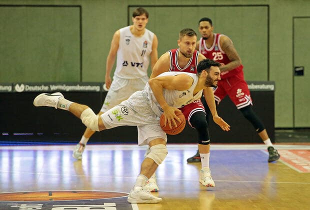 22.01.2022, xovx, Basketball 1. Bundesliga, easy Credit BBL, JobStairs Gießen 46ers - Hamburg Towers v.l. Max DiLeo (Hamburg Towers), Martins Laksa (Gießen 46ers) Gießen Sporthalle Ost Hessen Deutschland (DE)