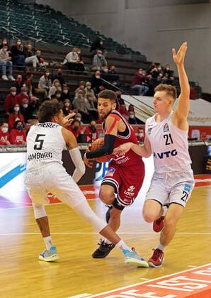 22.01.2022, xovx, Basketball 1. Bundesliga, easy Credit BBL, JobStairs Gießen 46ers - Hamburg Towers v.l. Caleb Homesley (Hamburg Towers), Kendale McCullum (Gießen 46ers), Justus Hollatz (Hamburg Towers) Gießen Sporthalle Ost Hessen Deutschland (DE)
