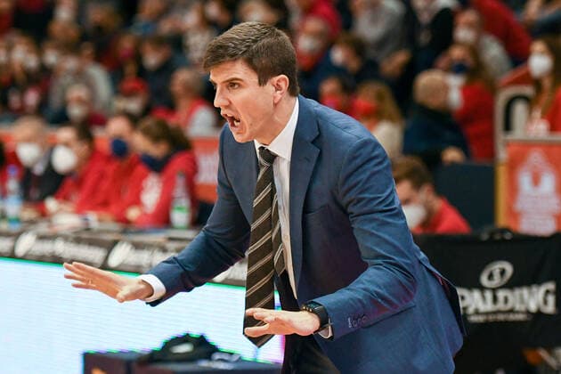 Pedro Calles, Coach Hamburg 18. Spieltag, Basketball Bundesliga, Basketball Saison 2021 2022, Deutschland, easyCredit BBL, Germany, Giessen 46ers, giessen rot, Herren, Jobstairs GIESSEN 46ers - Hamburg Towers, Männer,Hamburg Towers in weiss
