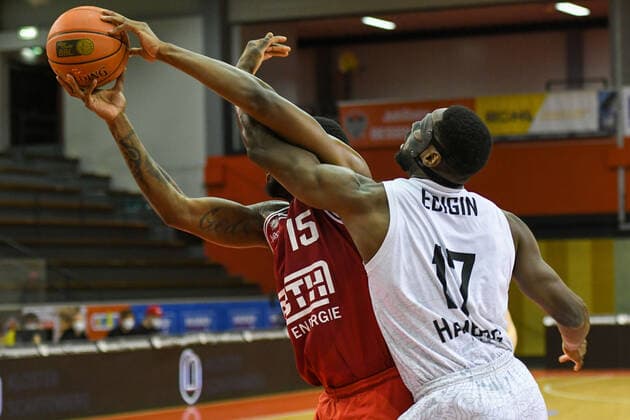 J.D. Miller, Eddy Edigin, 18. Spieltag, Basketball Bundesliga, Basketball Saison 2021 2022, Deutschland, easyCredit BBL, Germany, Giessen 46ers, giessen rot, Herren, Jobstairs GIESSEN 46ers - Hamburg Towers, Männer,Hamburg Towers in weiss