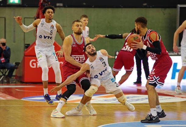 22.01.2022, xovx, Basketball 1. Bundesliga, easy Credit BBL, JobStairs Gießen 46ers - Hamburg Towers v.l. Caleb Homesley (Hamburg Towers), Martins Laksa (Gießen 46ers), Max DiLeo (Hamburg Towers), Kendale McCullum (Gießen 46ers) Gießen Sporthalle Ost Hessen Deutschland (DE)
