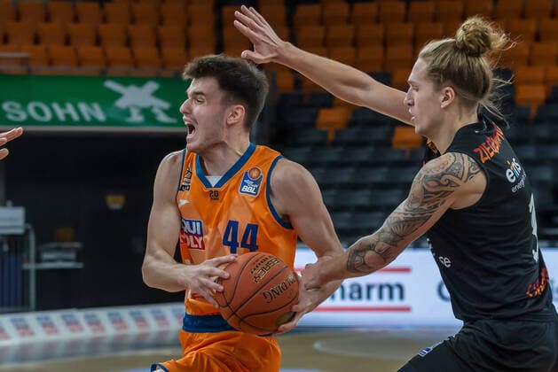22.01.22, Neu Ulm, Deutschland, ratiopharm Arena, ratiopharm ulm vs. Niners Chemnitz - Basketball Bundesliga, Fedor Zugic (ratiopharm ulm) und Malte Ziegenhagen (Niners Chemnitz) im Zweikampf (Foto H. Langer) Neu Ulm ratiopharm Arena Bayern Deutschland