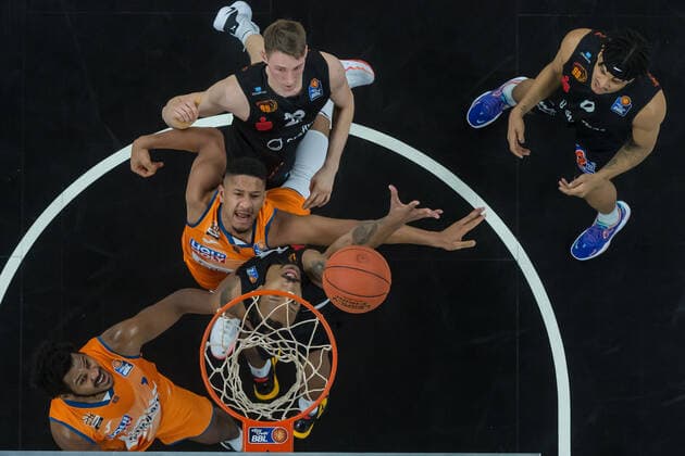 22.01.22, Neu Ulm, Deutschland, ratiopharm Arena, ratiopharm ulm vs. Niners Chemnitz - Basketball Bundesliga, Christiano Felicio (ratiopharm ulm), Darion Atkins (Niners Chemnitz), Karim Jallow (ratiopharm ulm), Mindaugas Susinskas (Niners Chemnitz) und Nelson Weidemann (Niners Chemnitz) im Zweikampf (Foto H. Langer) Neu Ulm ratiopharm Arena Bayern Deutschland