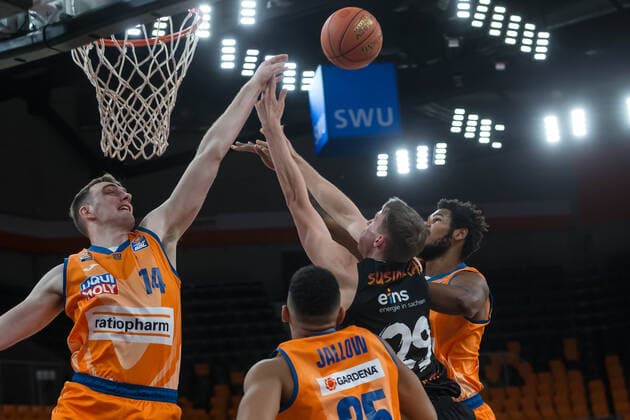 22.01.22, Neu Ulm, Deutschland, ratiopharm Arena, ratiopharm ulm vs. Niners Chemnitz - Basketball Bundesliga, Philipp Herkenhoff (ratiopharm ulm), Karim Jallow (ratiopharm ulm), Mindaugas Susinskas (Niners Chemnitz) und Christiano Felicio (ratiopharm ulm) im Zweikampf (Foto H. Langer) Neu Ulm ratiopharm Arena Bayern Deutschland
