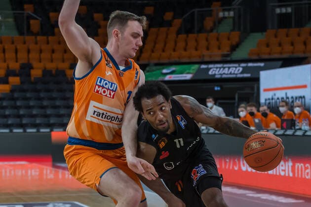 22.01.22, Neu Ulm, Deutschland, ratiopharm Arena, ratiopharm ulm vs. Niners Chemnitz - Basketball Bundesliga, Philipp Herkenhoff (ratiopharm ulm) und Isiaha Mike (Niners Chemnitz) im Zweikampf (Foto H. Langer) Neu Ulm ratiopharm Arena Bayern Deutschland