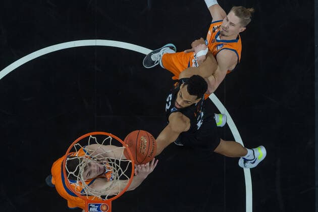 22.01.22, Neu Ulm, Deutschland, ratiopharm Arena, ratiopharm ulm vs. Niners Chemnitz - Basketball Bundesliga, Fedor Zugic (ratiopharm ulm), Trent Lockett (Niners Chemnitz) und Thomas Klepeisz (ratiopharm ulm) im Zweikampf (Foto H. Langer) Neu Ulm ratiopharm Arena Bayern Deutschland