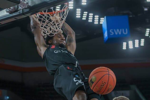 22.01.22, Neu Ulm, Deutschland, ratiopharm Arena, ratiopharm ulm vs. Niners Chemnitz - Basketball Bundesliga, Isiaha Mike (Niners Chemnitz) in Aktion, am Ball, Einzelaktion (Foto H. Langer) Neu Ulm ratiopharm Arena Bayern Deutschland