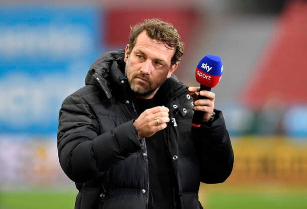 22.01.2022, Leverkusen, Deutschland, BayArena, Bayer 04 Leverkusen vs. FC Augsburg - 1. Bundesliga, Trainer Markus Weinzierl (FC Augsburg) schaut (Foto Ralf Treese) DFB DFL REGULATIONS PROHIBIT ANY USE OF PHOTOGRAPHS AS IMAGE SEQUENCES AND OR QUASI-VIDEO. Leverkusen BayArena Nordrhein-Westfalen Deutschland