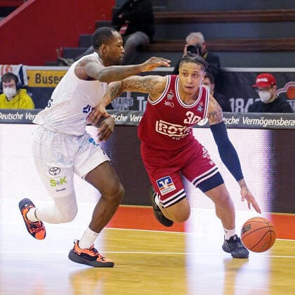 22.01.2022, xovx, Basketball 1. Bundesliga, easy Credit BBL, JobStairs Gießen 46ers - Hamburg Towers v.l. Zach Brown (Hamburg Towers), Timeric Williams Jr. (Gießen 46ers) Gießen Sporthalle Ost Hessen Deutschland (DE)