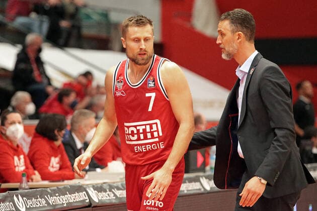 22.01.2022, xovx, Basketball 1. Bundesliga, easy Credit BBL, JobStairs Gießen 46ers - Hamburg Towers v.l. Martins Laksa (Gießen 46ers), Trainer Pete Strobl (Gießen 46ers) Gießen Sporthalle Ost Hessen Deutschland (DE)