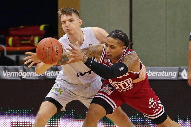 22.01.2022, xovx, Basketball 1. Bundesliga, easy Credit BBL, JobStairs Gießen 46ers - Hamburg Towers v.l. Justus Hollatz (Hamburg Towers), Timeric Williams Jr. (Gießen 46ers) Gießen Sporthalle Ost Hessen Deutschland (DE)