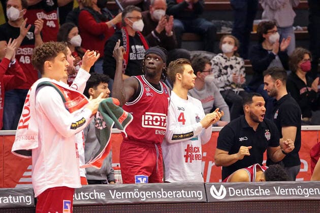 22.01.2022, xovx, Basketball 1. Bundesliga, easy Credit BBL, JobStairs Gießen 46ers - Hamburg Towers Jubel auf der Bank der Gießen 46ers Gießen Sporthalle Ost Hessen Deutschland (DE)
