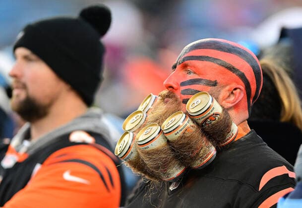 Bilder des Jahres 2022, Sport 01 Januar Sport Themen der Woche KW03 Sport Bilder des Tages A Cincinnati Bengals fan equipped with a beard full of adult beverages watches during the first half of an NFL, American Football Herren, USA Divisional Playoff game against the Tennessee Titans at Nissan Stadium in Nashville, Tennessee, on Saturday, January 22, 2022.  NAS20220122136 DAVIDxTULIS